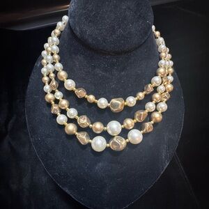 Elegant Gold and Pearl Necklace